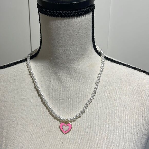 NWOT Two-tone enamel pendant with faux pearl chain - Picture 1 of 3